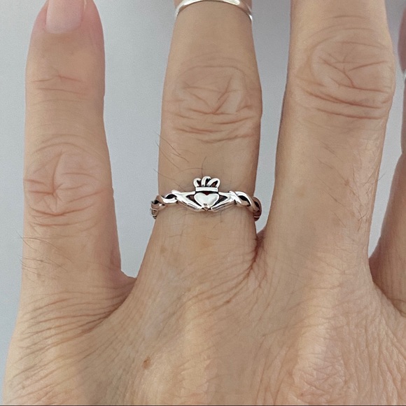 Sterling Silver Minimalist Claddagh Ring with Rope Band, Irish Rings, Crown Ring - Picture 2 of 14